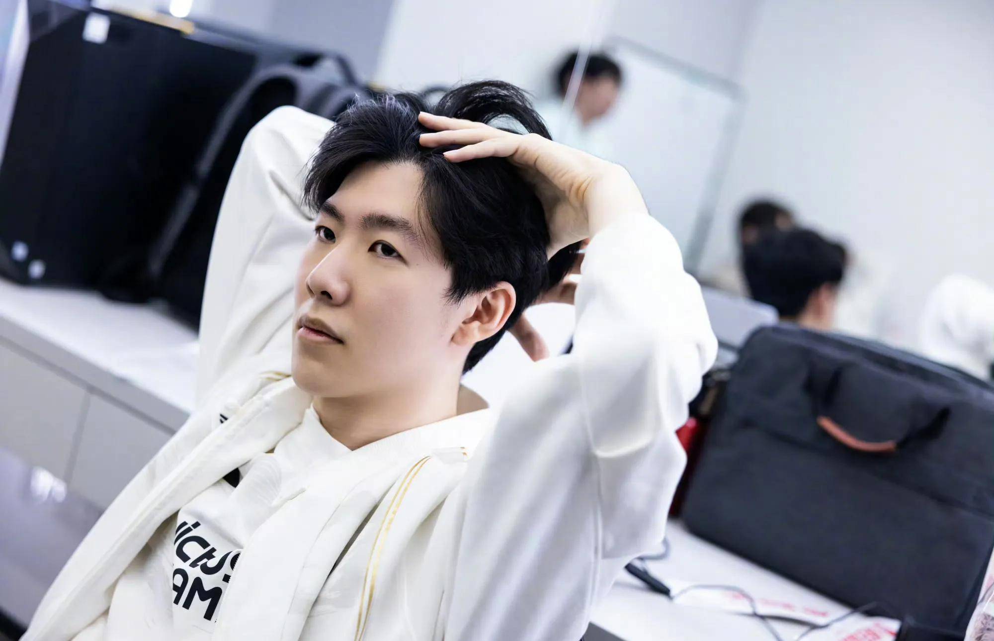 还迫使他在 还迫使他在